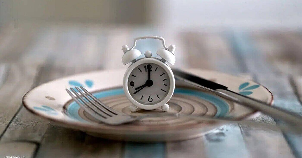Person practicing intermittent fasting with healthy foods, illustrating time-restricted eating for lifespan and health